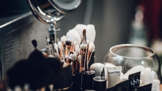 Basic Steps To Put On Makeup